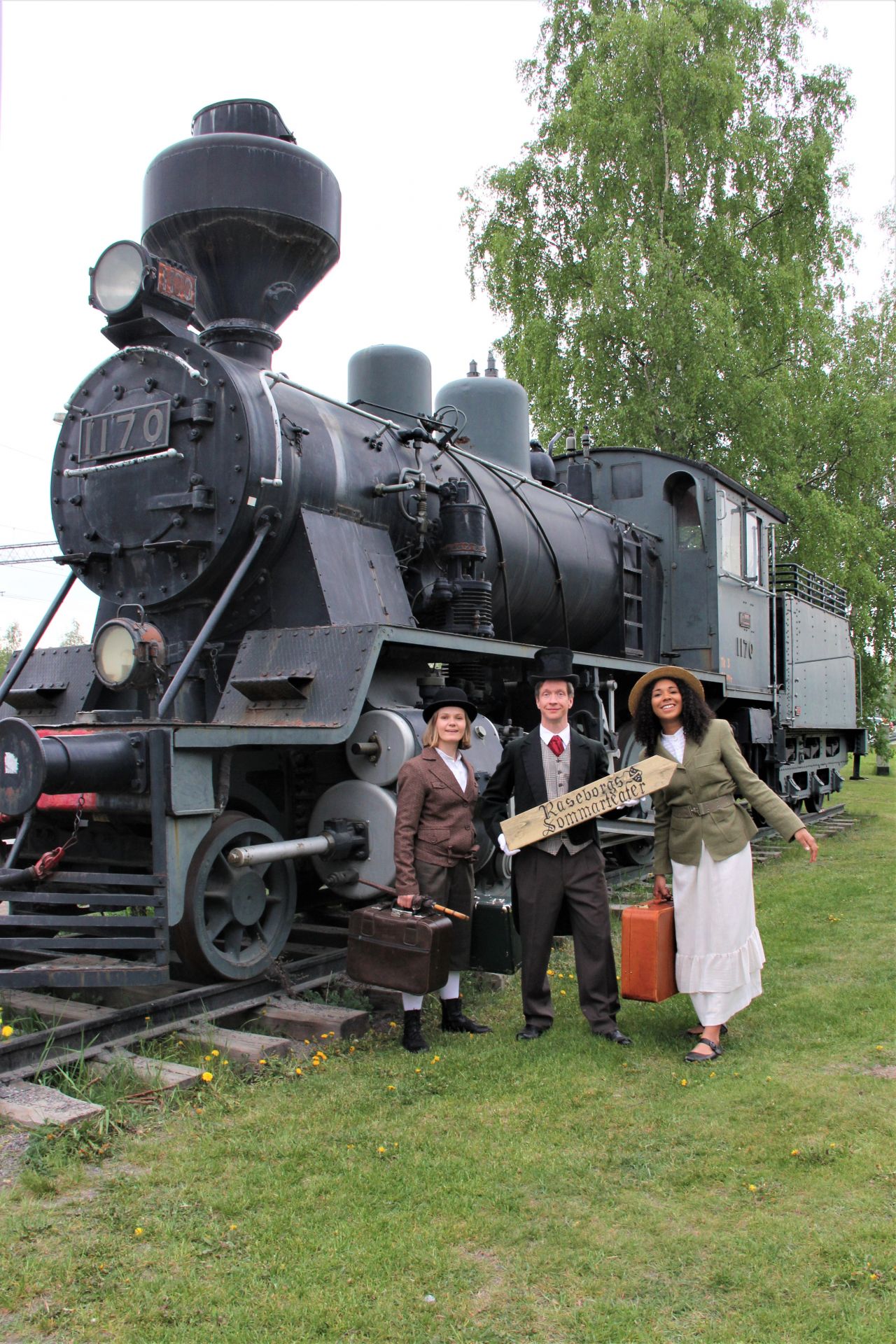 På bilden ser vi från vänster Passepartout (Emma Nordblad), Phileas Fogg (Markus Haakana) och Aouda (Antonia Atarah)